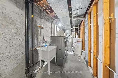 8 Crownridge Drive Kanata ON K2M 2M8