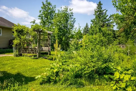 834 Crowley Crescent Peterborough ON K9J 6P7