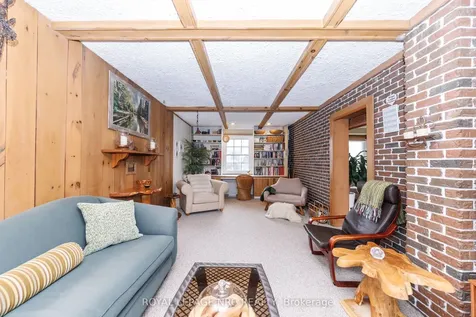 16 Rosemore Road St. Catharines ON L2S 1A8