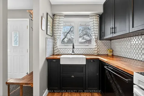 75 Berrisfield Crescent Hamilton ON L8T 4X1