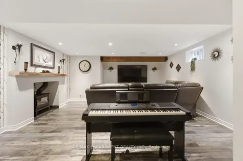 64 Onyx Court Hamilton ON L8W 4A3