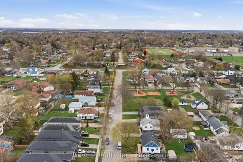 35 Hatter Avenue Welland ON L3C 3P4