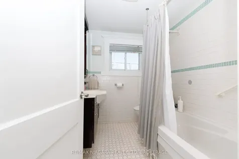 18 Maplecrest Avenue St. Catharines ON L2T 1A8