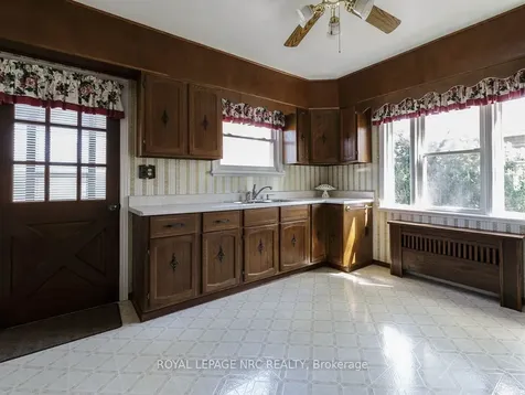 248 Wallace Avenue S Welland ON L3B 1R6