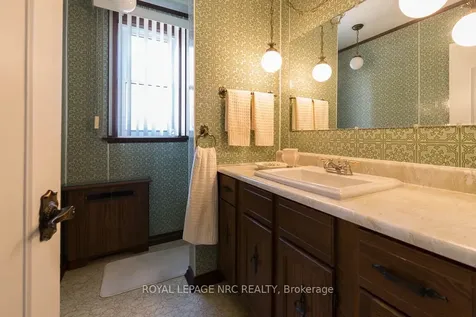 248 Wallace Avenue S Welland ON L3B 1R6