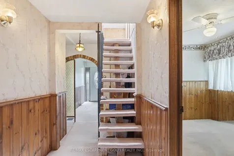 105 Tolton Avenue Hamilton ON L8H 5N7