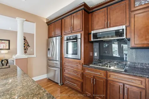 256 Highland Road W Hamilton ON L8J 2V2