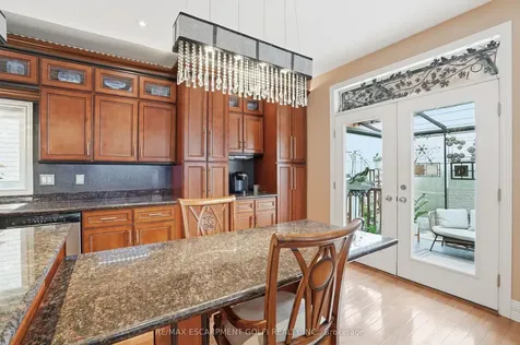 256 Highland Road W Hamilton ON L8J 2V2