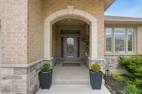 256 Highland Road W Hamilton ON L8J 2V2