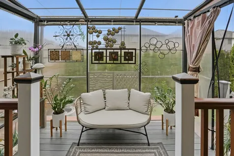 256 Highland Road W Hamilton ON L8J 2V2