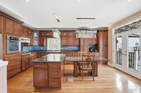 256 Highland Road W Hamilton ON L8J 2V2