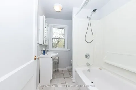 5015 Fifth Avenue Niagara Falls ON L2E 4S6