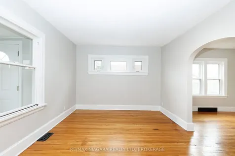 5015 Fifth Avenue Niagara Falls ON L2E 4S6