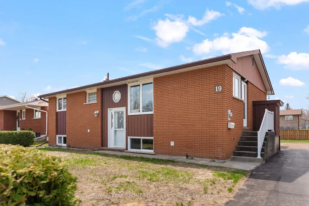 19 Algonquin Street Petawawa ON K8H 2B1