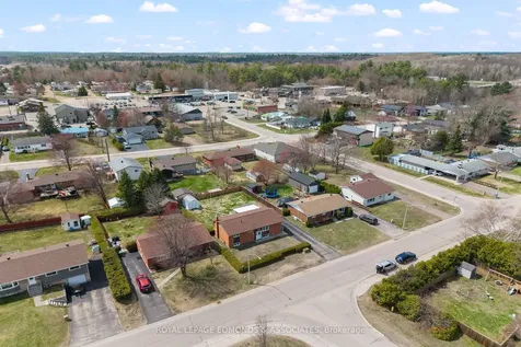 19 Algonquin Street Petawawa ON K8H 2B1