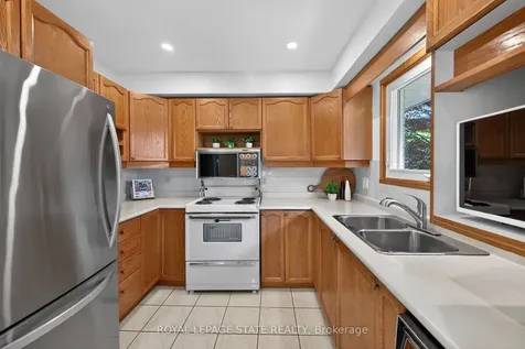 40 Bermuda Court Hamilton ON L9C 2J8