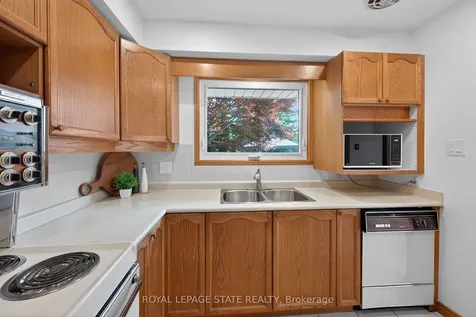 40 Bermuda Court Hamilton ON L9C 2J8