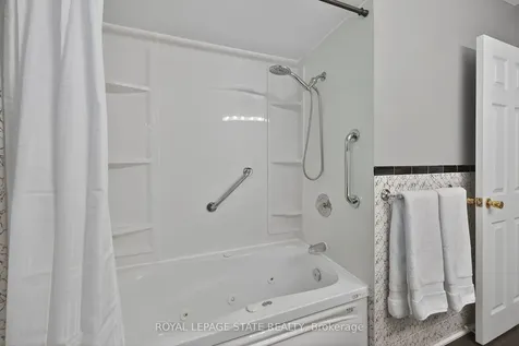 40 Bermuda Court Hamilton ON L9C 2J8