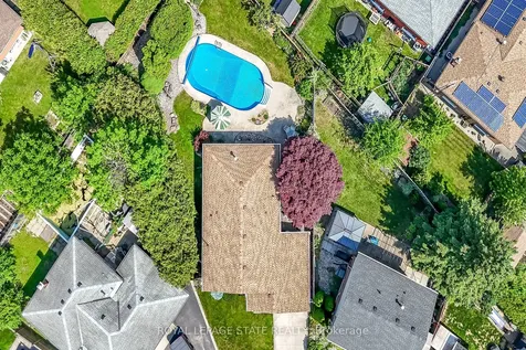 40 Bermuda Court Hamilton ON L9C 2J8