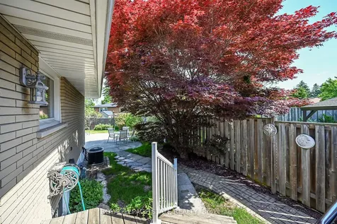 40 Bermuda Court Hamilton ON L9C 2J8