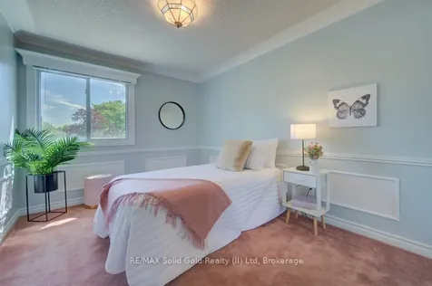 16 Sugar Maple Place Kitchener ON N2N 1Y3