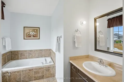 6346 Shapton Crescent Niagara Falls ON L2H 0L9