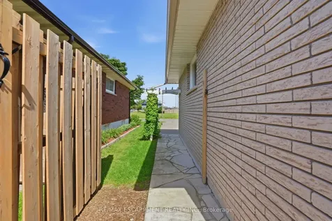 92 Watt Avenue Welland ON L3B 1J4