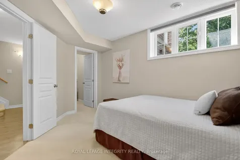 84 Stonehaven Drive Kanata ON K2M 0C1