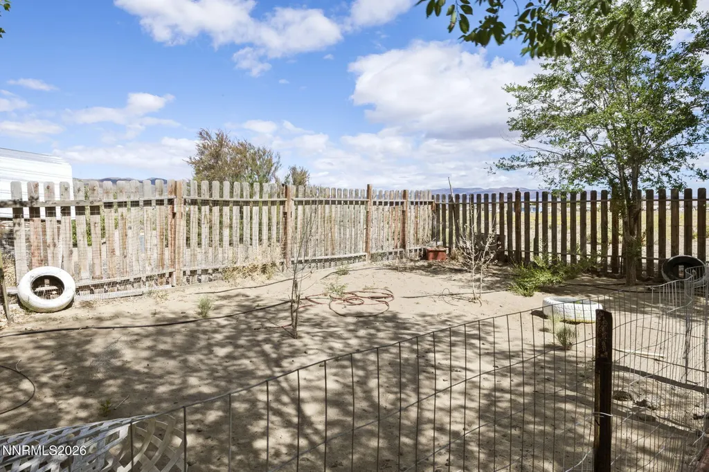 1850 10th Silver Springs NV 89429
