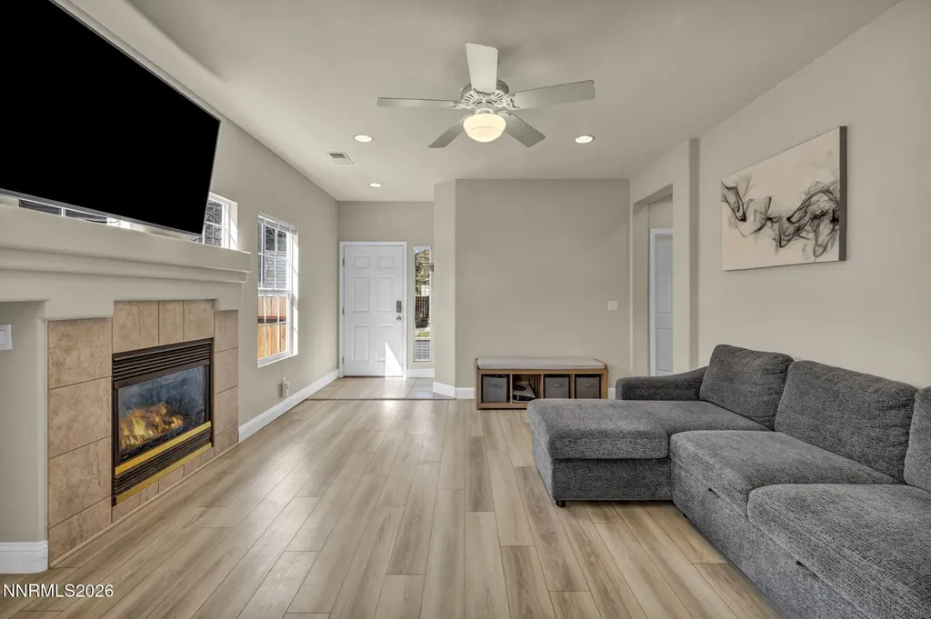 5421 Desert Peach Sparks NV 89436
