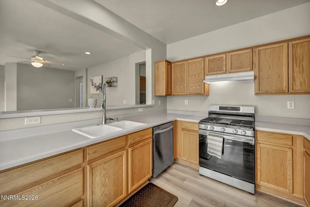 5421 Desert Peach Sparks NV 89436