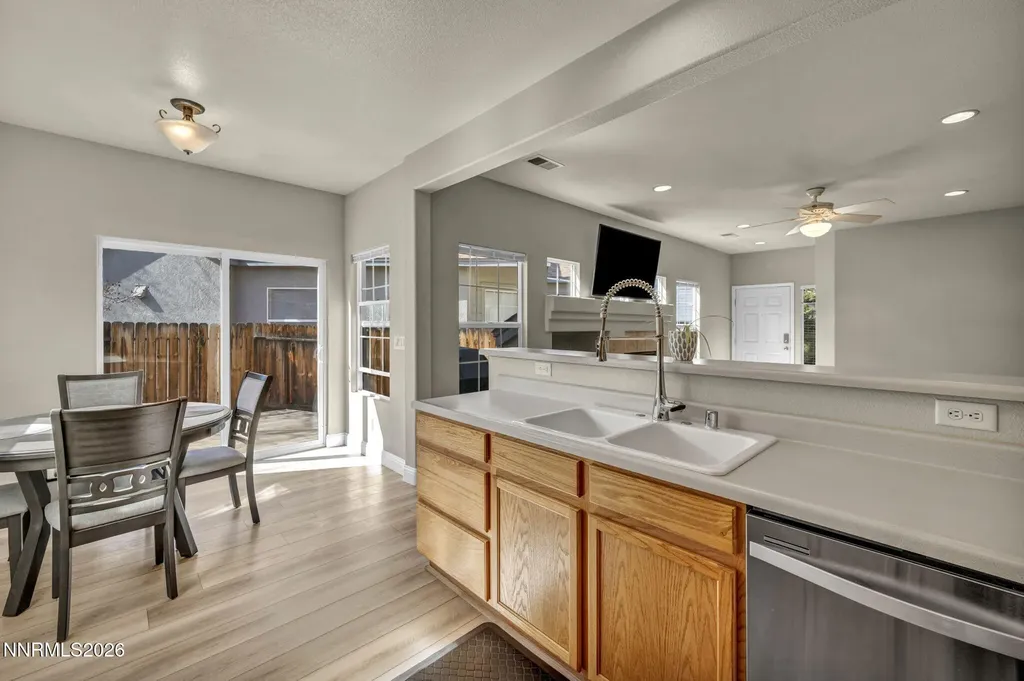 5421 Desert Peach Sparks NV 89436