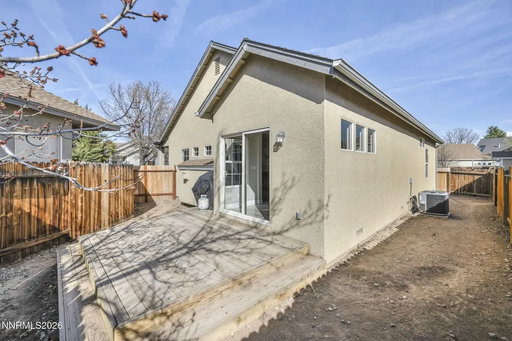 5421 Desert Peach Sparks NV 89436