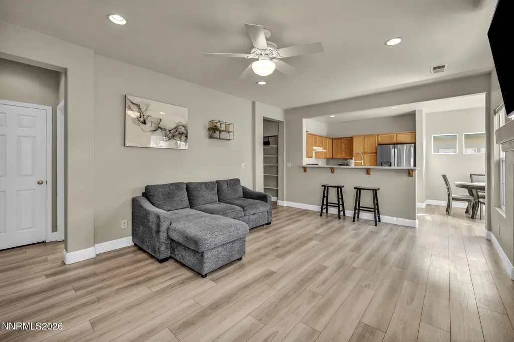 5421 Desert Peach Sparks NV 89436