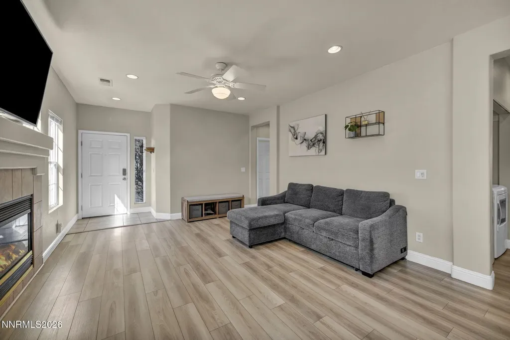 5421 Desert Peach Sparks NV 89436