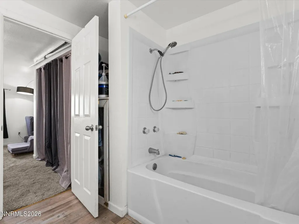 3320 Della Fallon NV 89406