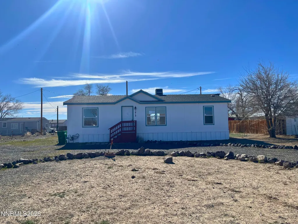 1414 Lahonton Silver Springs NV 89429