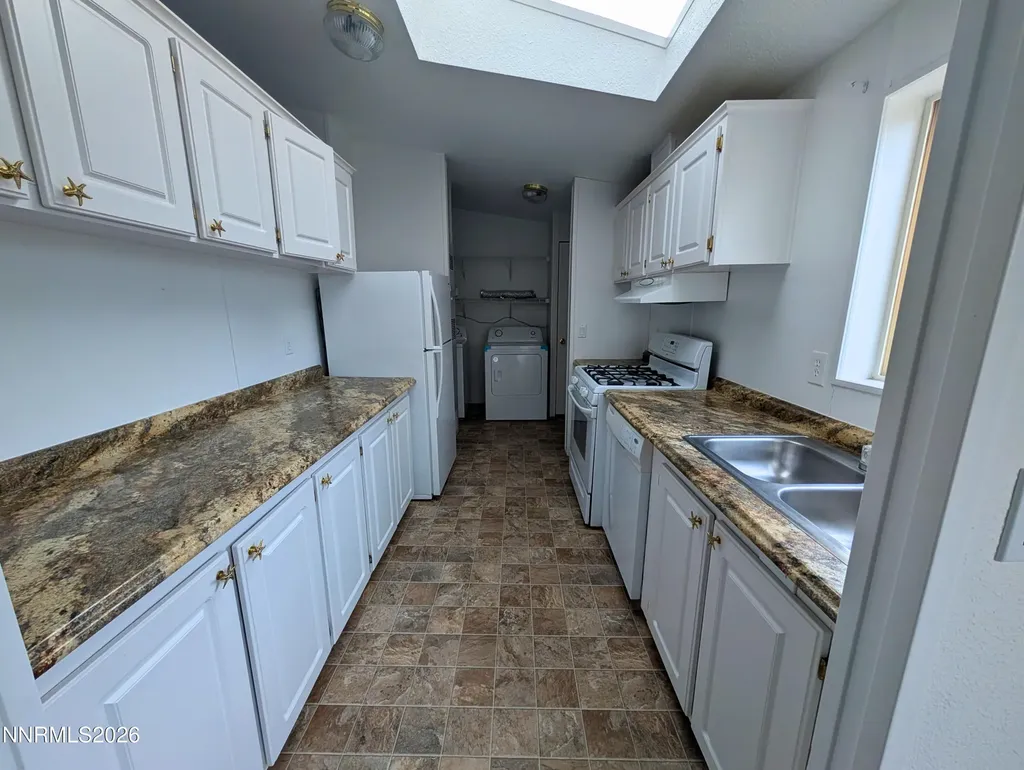 1414 Lahonton Silver Springs NV 89429