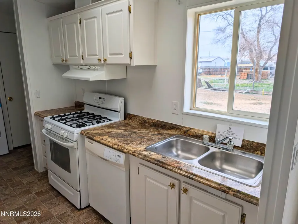 1414 Lahonton Silver Springs NV 89429