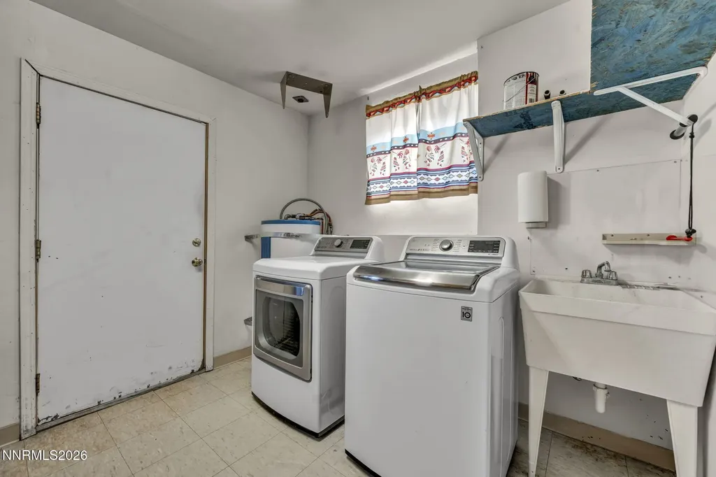 2290 Cougar Silver Springs NV 89429