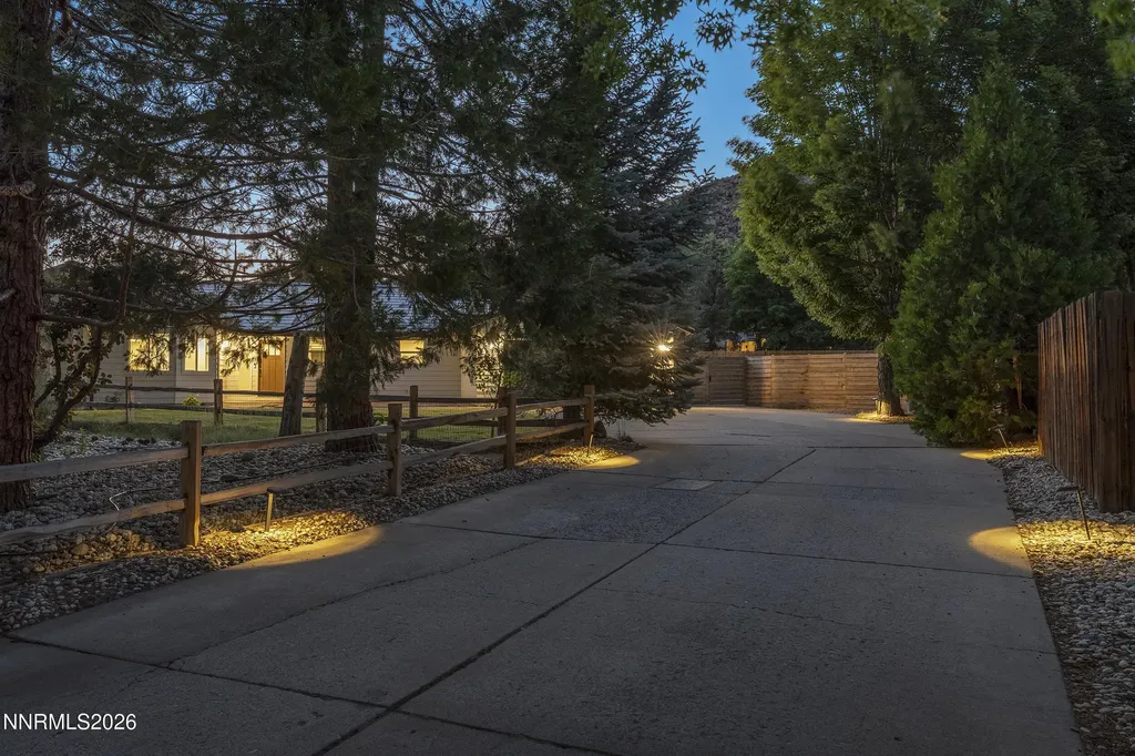 10085 Raccoon Reno NV 89523