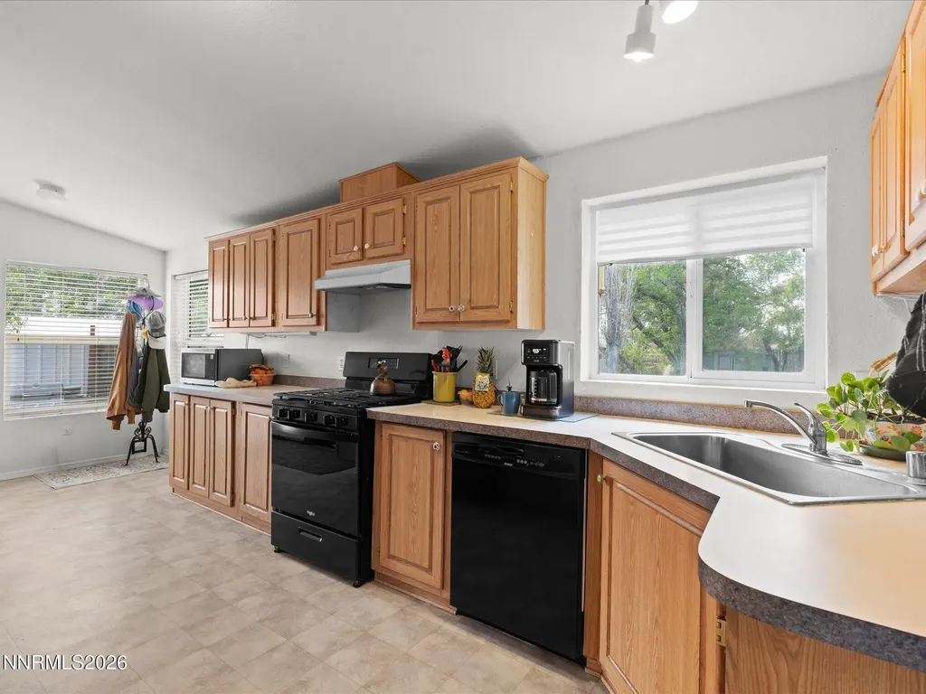8749 Elm Silver Springs NV 89429