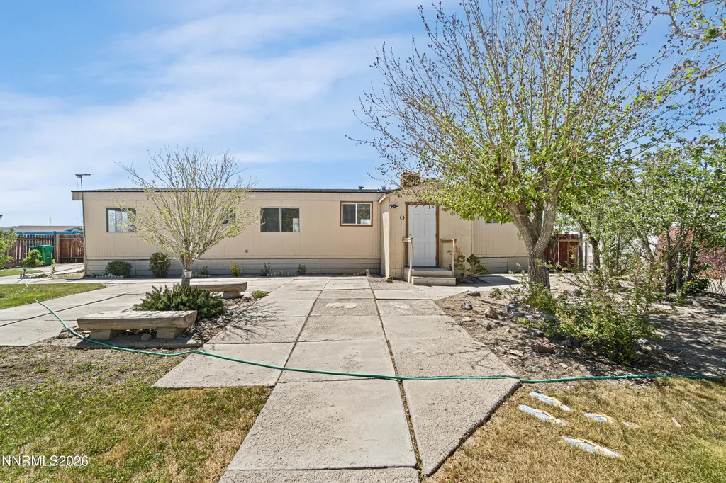1790 Pueblo Silver Springs NV 89429