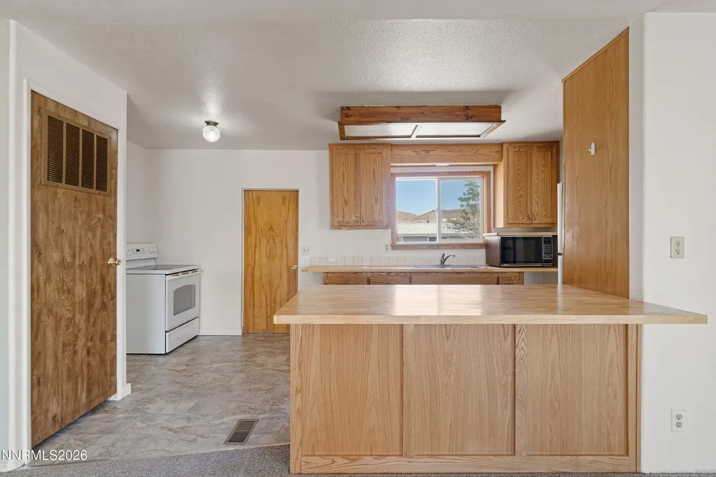1790 Pueblo Silver Springs NV 89429