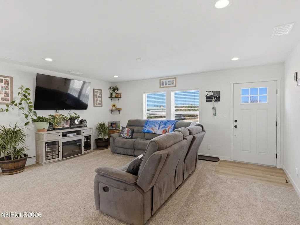2815 Pueblo Silver Springs NV 89429