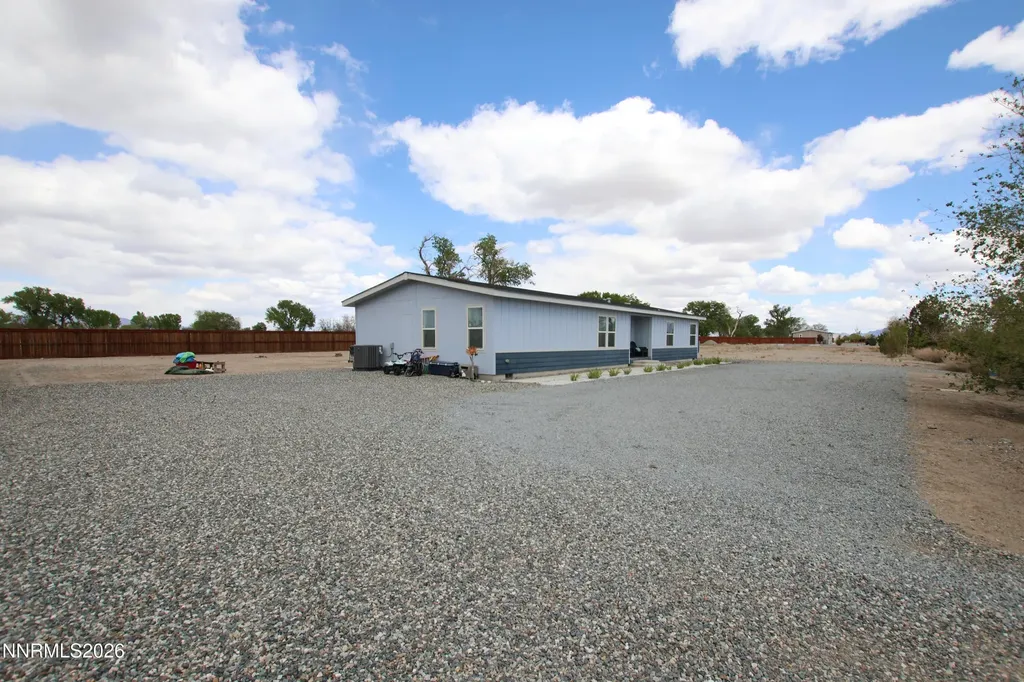 210 Chateau Yerington NV 89447