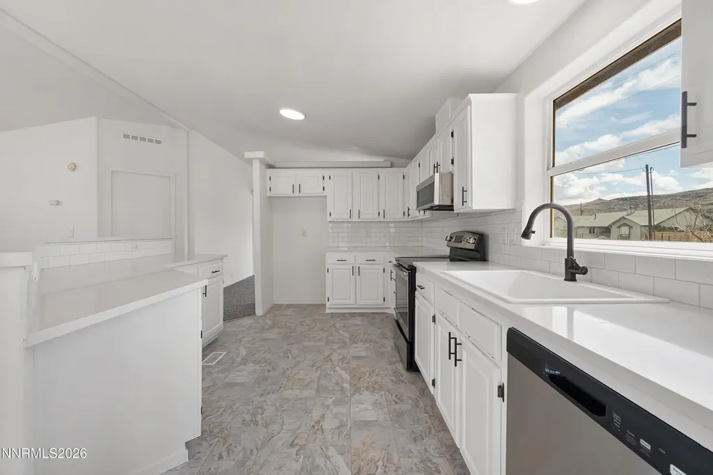 312 Phyllis Silver Springs NV 89429