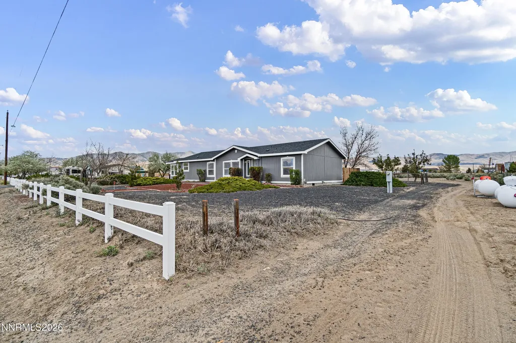 312 Phyllis Silver Springs NV 89429