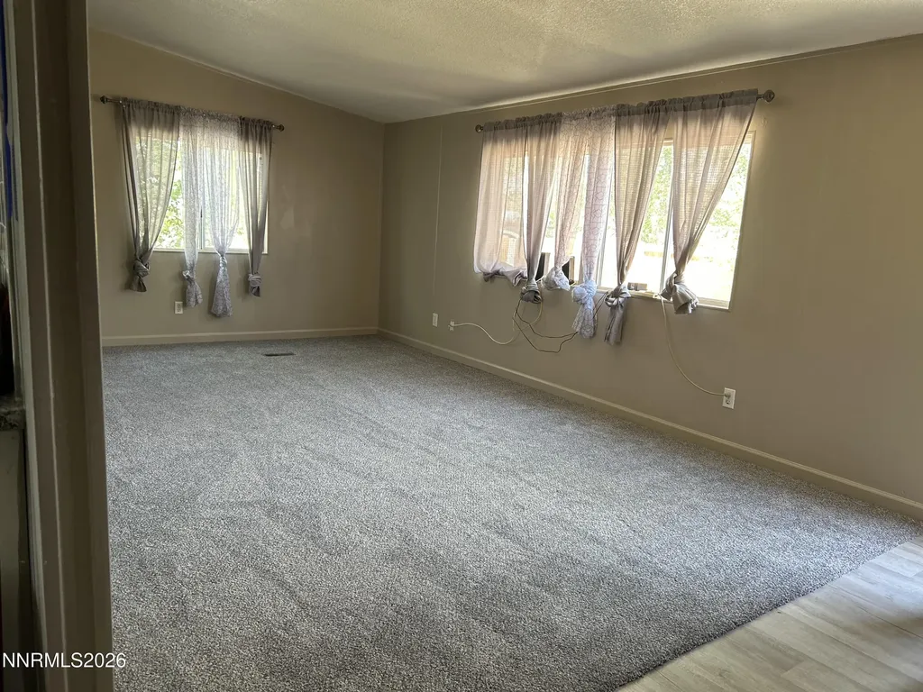 3702 Ardmore Silver Springs NV 89429