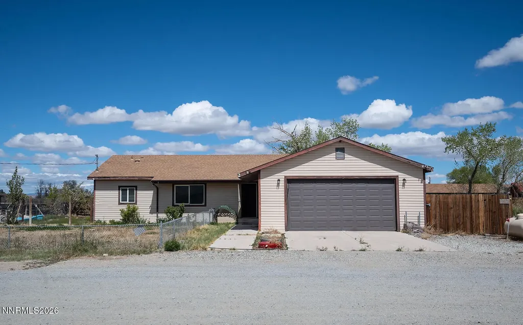 2 Pinehurst Yerington NV 89447
